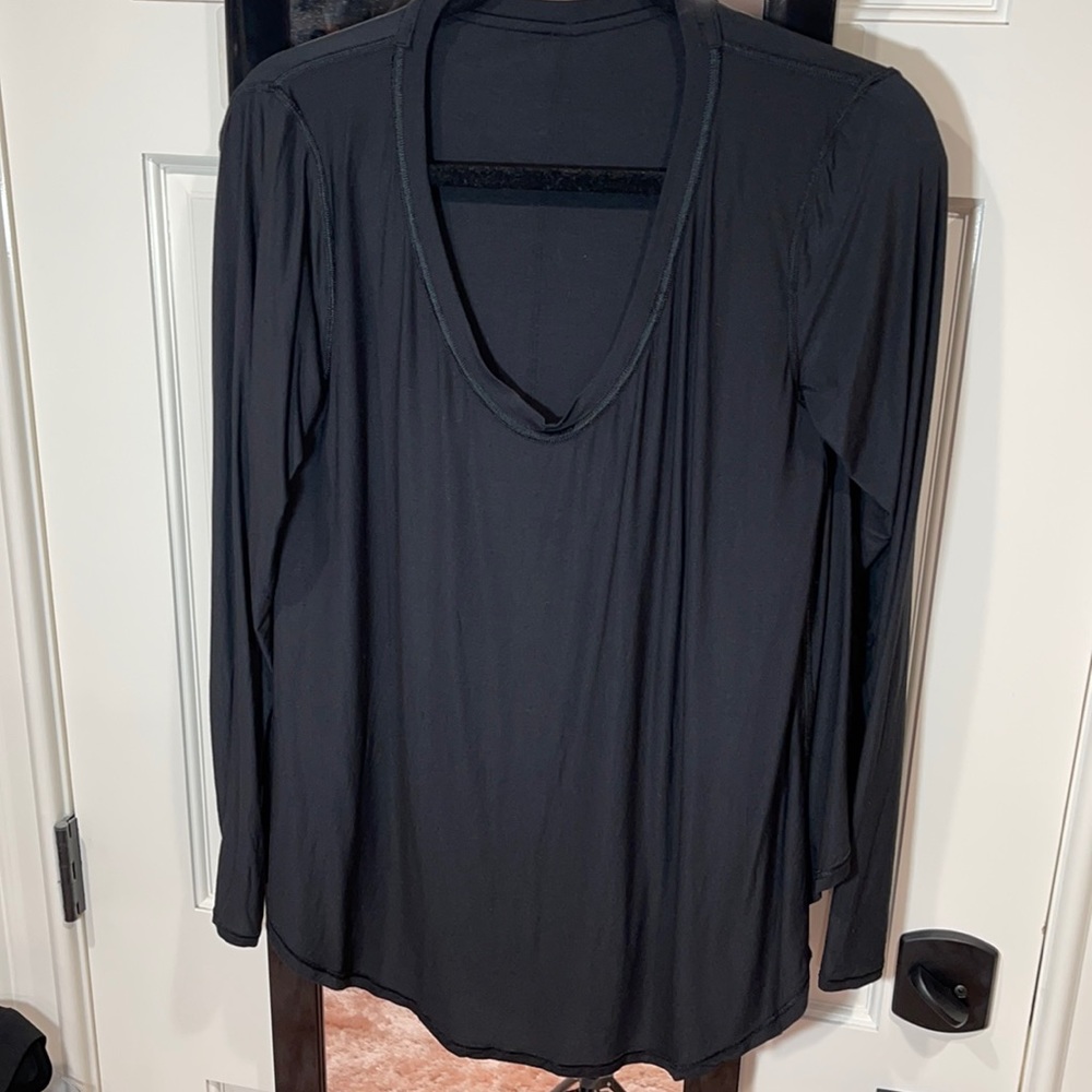 Lululemon size 4 long sleeve shirt